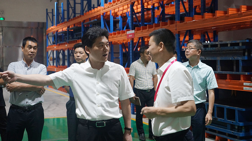 【頭條】嵊州市市長(zhǎng)嚴(yán)鋼蒞臨佳歌集成灶視察和指導(dǎo) 【頭條】嵊州市市長(zhǎng)嚴(yán)鋼蒞臨佳歌集成灶視察和指導(dǎo)