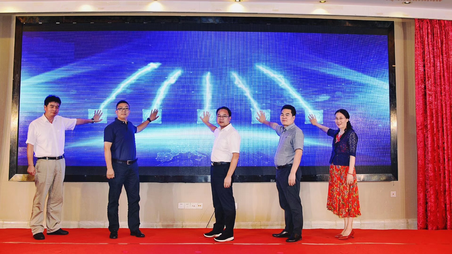 中國(guó)經(jīng)濟(jì)信息社、京東集團(tuán)、嵊州市商務(wù)局等“廠直優(yōu)品”項(xiàng)目組成員蒞臨佳歌集成灶參觀考察