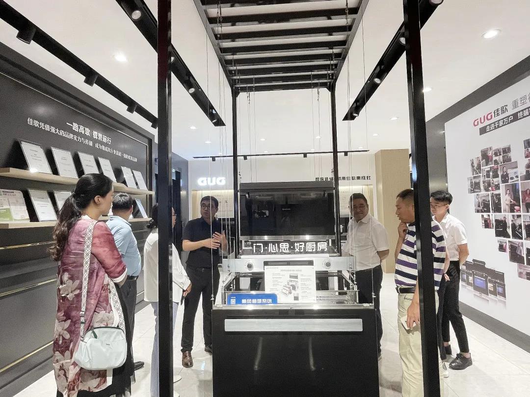 中國(guó)電子節(jié)能協(xié)會(huì)副秘書(shū)長(zhǎng)梁上音一行蒞臨佳歌集團(tuán)參觀指導(dǎo)