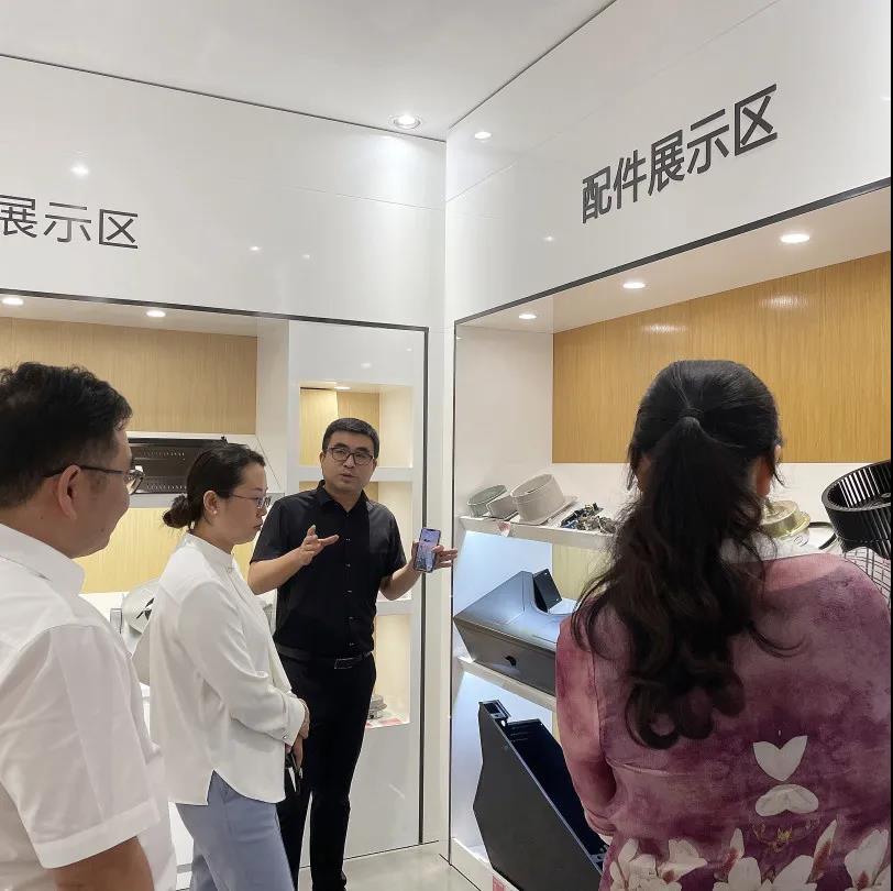 中國(guó)電子節(jié)能協(xié)會(huì)副秘書(shū)長(zhǎng)梁上音一行蒞臨佳歌集團(tuán)參觀指導(dǎo)